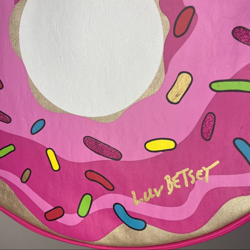Betsey Johnson Donut Cooler Bag - Picture 2 of 9
